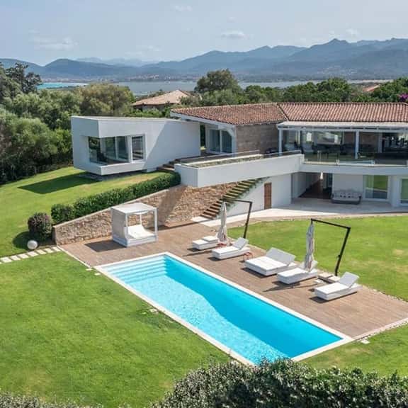 Luxury Seaside Property With Pool and Garden - Image 1
