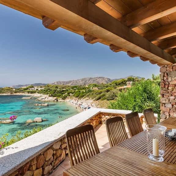 Scenic Villa Overlooking Clear Blue Waters - Image 1