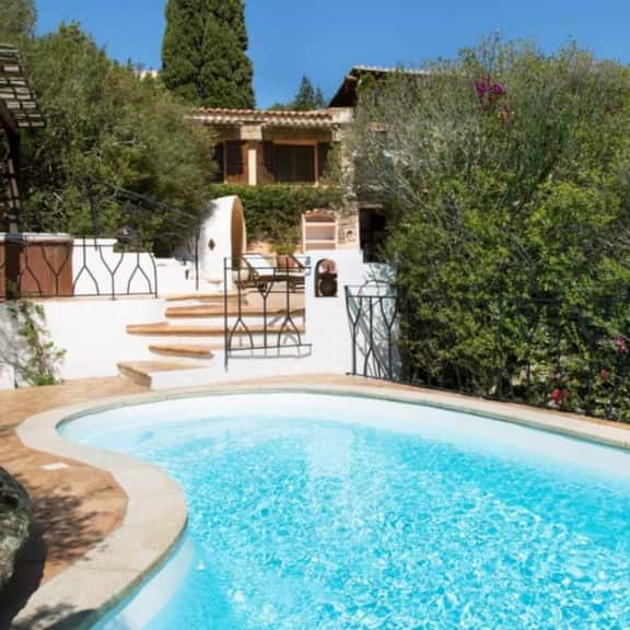 Luxury Coastal Escape With Jacuzzi - Image 1