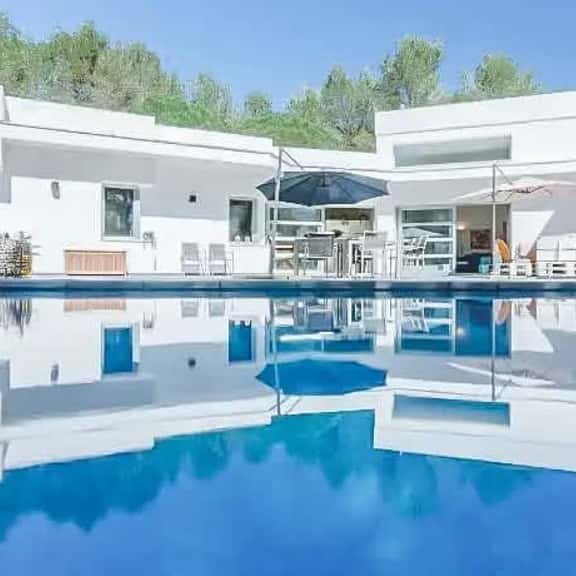 Modern 6-Bedroom Chic Villa with Pool - Image 1