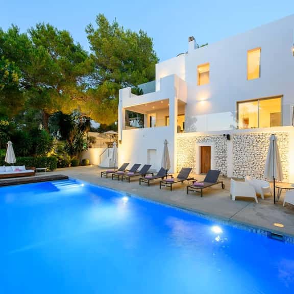 Chic Sea View Villa with Pool - Image 1
