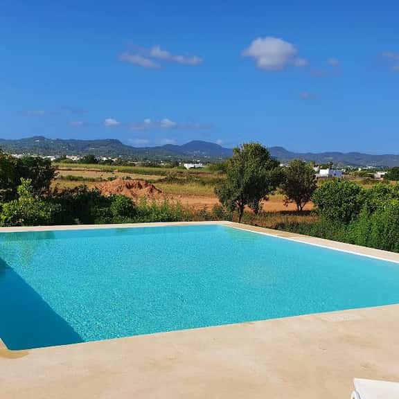 Refined Country House Chic with Pool - Image 1