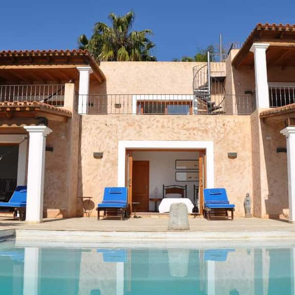 Private 4-Bedroom Sea View Villa - Image 1