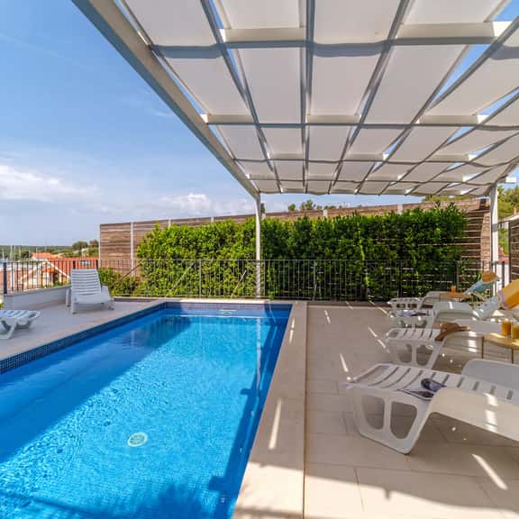 Modern Seaside Villa in Milna with Heated Pool - Image 1
