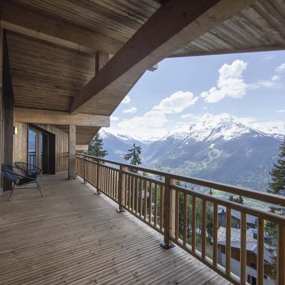 Sunny Stay With Terrace and Scenic Views - Image 1