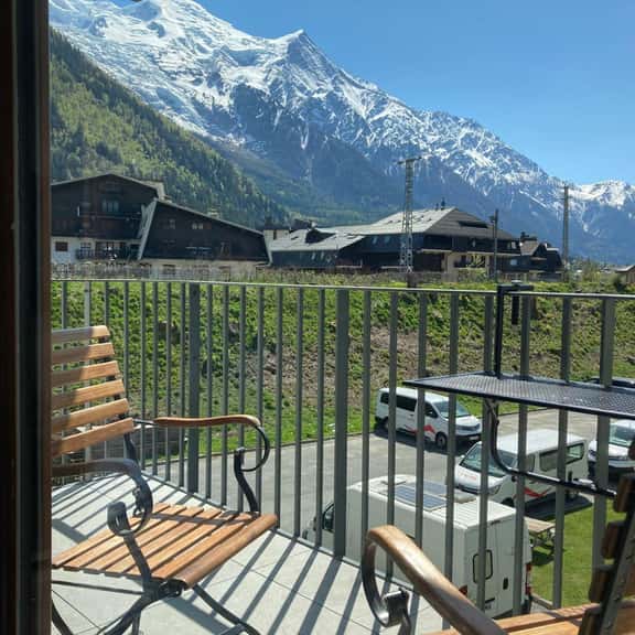 Central Chamonix Stay With Modern Comfort - Image 1
