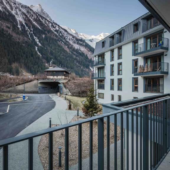 Stylish Mountain Stay With Balcony Views - Image 1