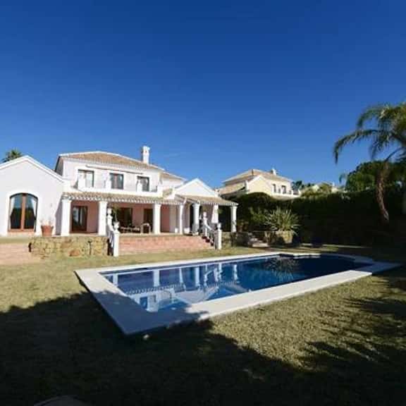 Elegant Villa Near Golf & Coast - Image 1