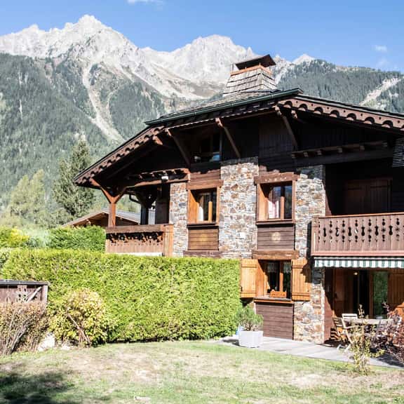 Warm Chalet Apartment With Mountain Views - Image 1