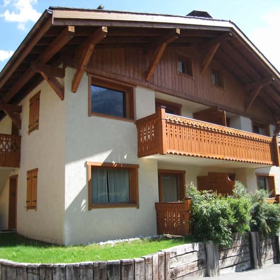 Bright Alpine Stay With Mountain Views - Image 1