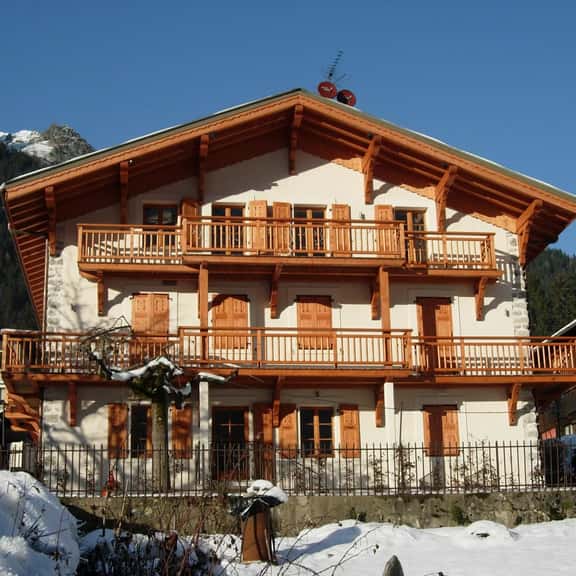 Contemporary Alpine Escape With Scenic Views - Image 1