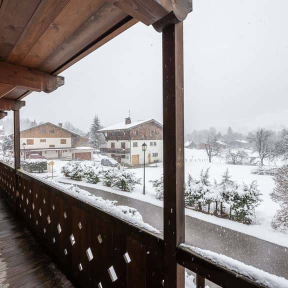 Stylish Chalet Featuring Sauna and Jacuzzi - Image 1