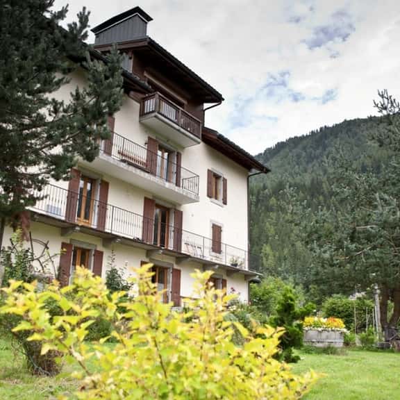 Traditional Alpine Stay Near Ski Slopes - Image 1