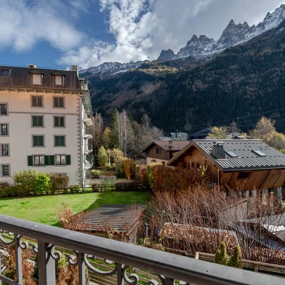 Scenic Alpine Getaway With Balcony - Image 1