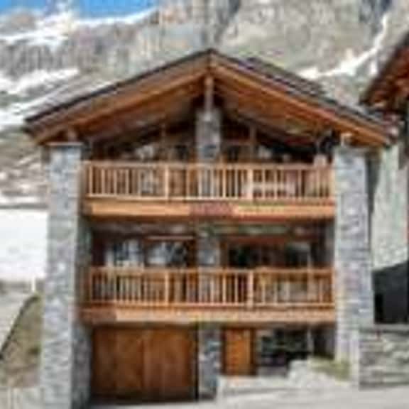 Stylish Chalet Overlooking Snowy Mountain Peaks - Image 1