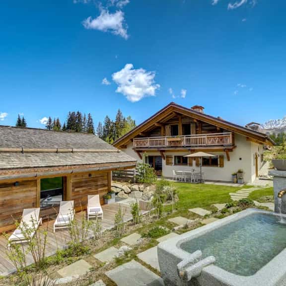 Cozy Family Chalet with Mountain Views - Image 1