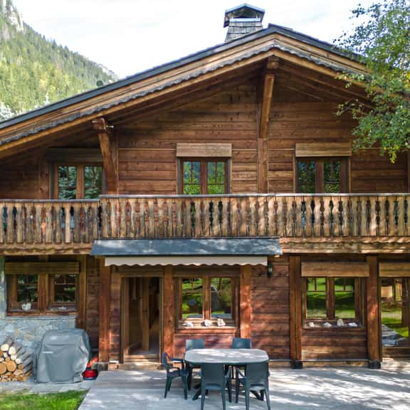 Rustic Mountain Chalet for Group Escapes - Image 1
