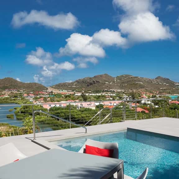 Luxury Stay With Scenic Island Views - Image 1