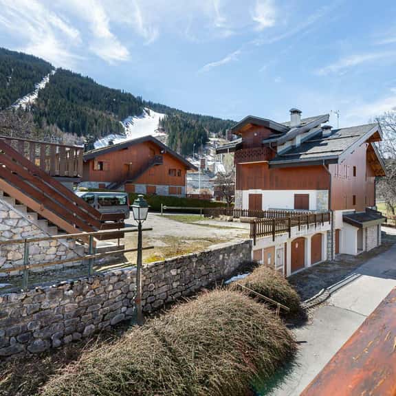 Family-friendly Chalet With Scenic Mountain Views - Image 1