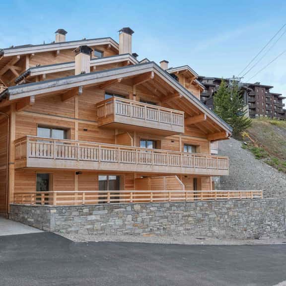 Modern Mountain Retreat with Panoramic Terrace Vie - Image 1
