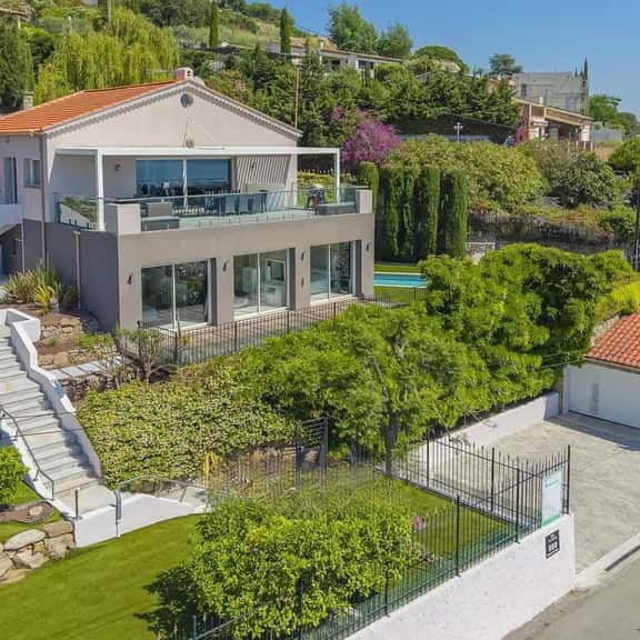 Modern Coastal Retreat With Private Pool - Image 1