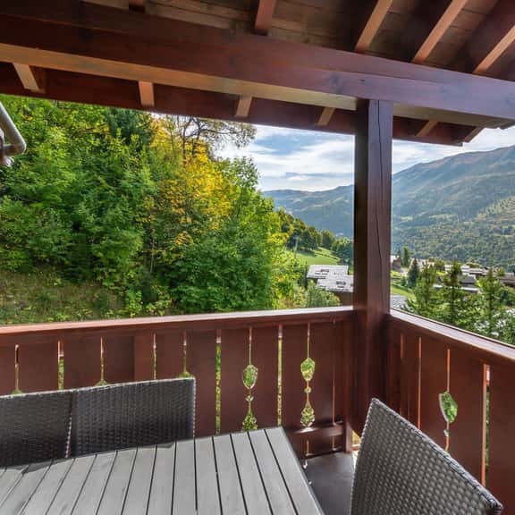 Traditional Mountain Apartment With Terrace - Image 1