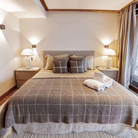 Luxury 2BR Mountain View Apartment with Balcony - Image 1