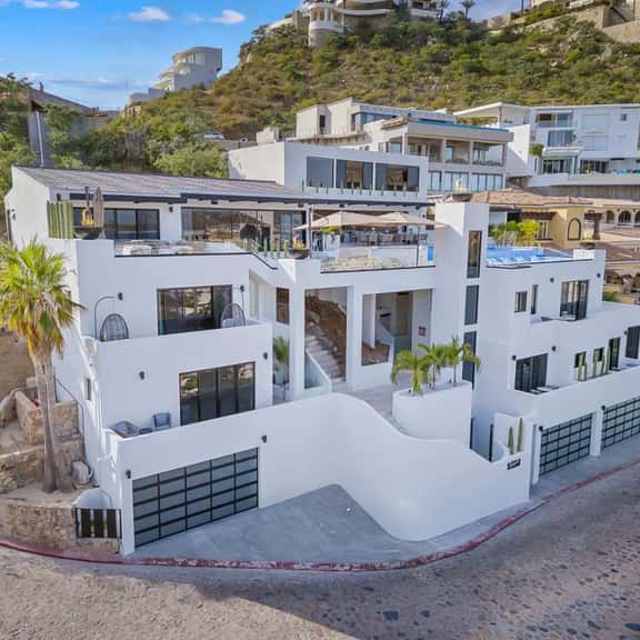 Spacious Luxury Villa With Eight Suites - Image 1