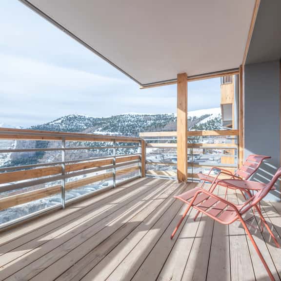 Bright Apartment With Breathtaking Mountain Views - Image 1