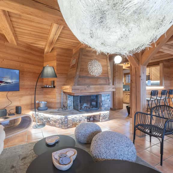 Mountain Retreat With Sauna and Jacuzzi - Image 1