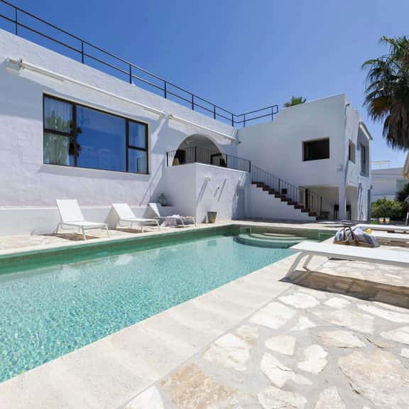 Refurbished Villa With Private Pool Views - Image 1
