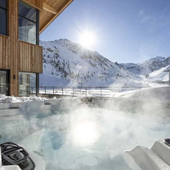 Spacious Tignes Apartment With Private Jacuzzi - Image 1