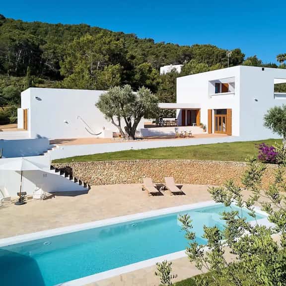 Sea View Villa With Four Bedrooms - Image 1