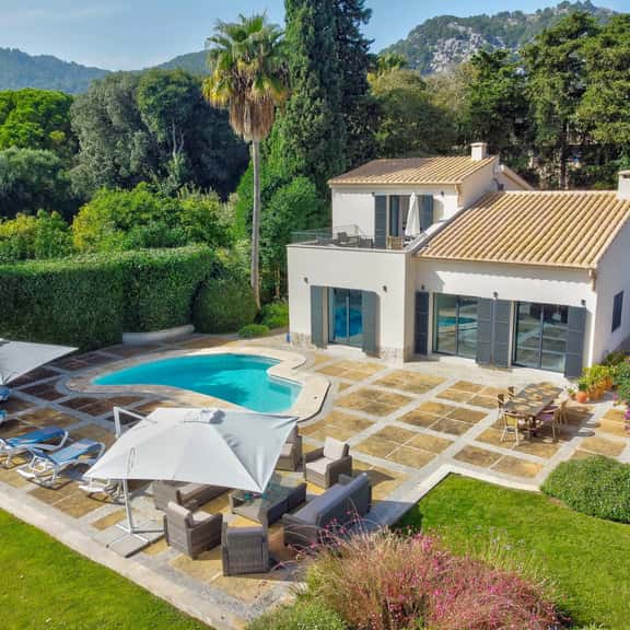 Charming Countryside Retreat With Private Pool - Image 1