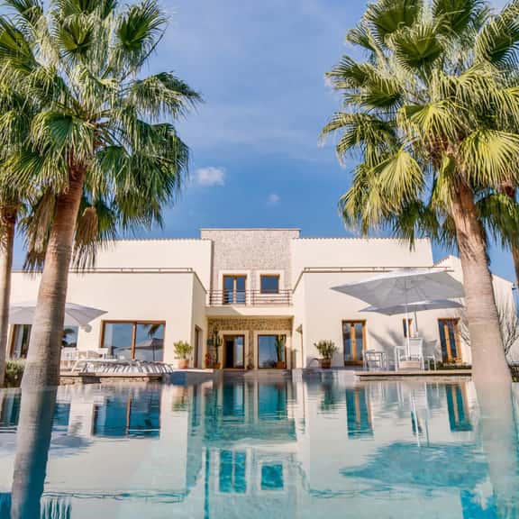 Countryside Retreat With Infinity Saltwater Pool - Image 1