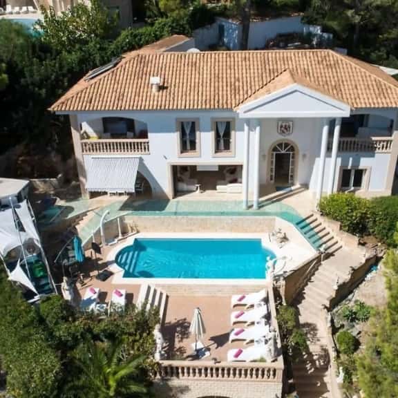 Spacious Coastal Villa With Outdoor Entertainment - Image 1