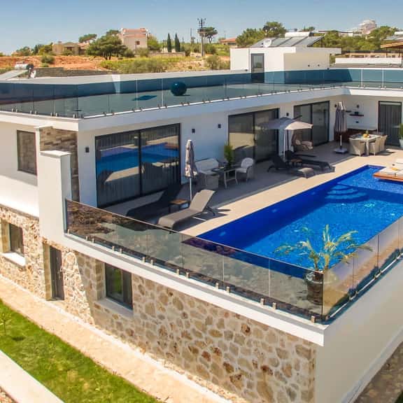 Contemporary Retreat With Jacuzzi and Seaviews - Image 1