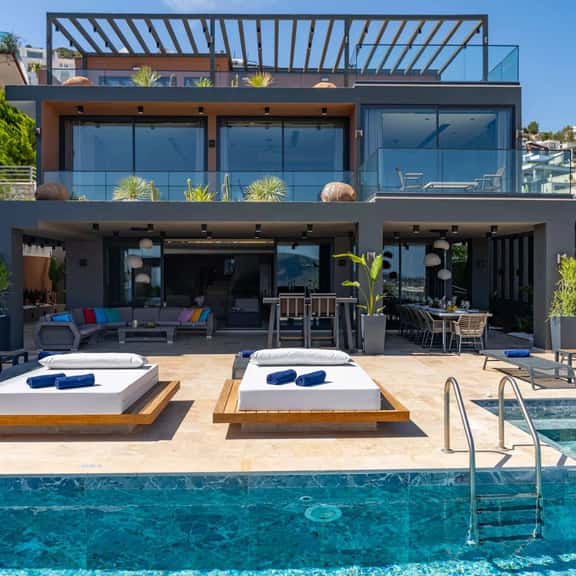 Elegant Sea View Villa With Sauna - Image 1