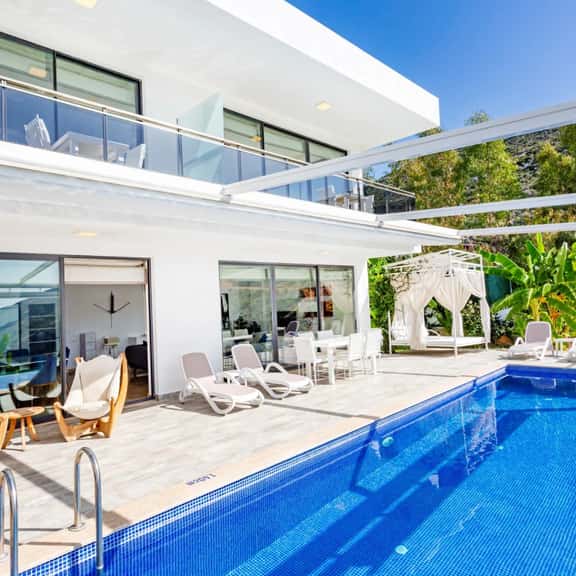 Secluded Vineyard Villa With Heated Pool - Image 1