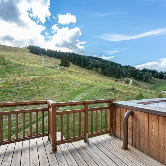 Premium Mountain View Ski Apartment - Image 1
