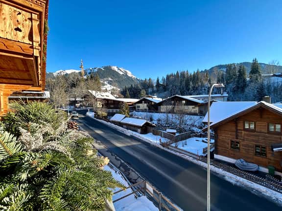 Alpine 3-Bedroom Chalet in Gstaad - Image 2