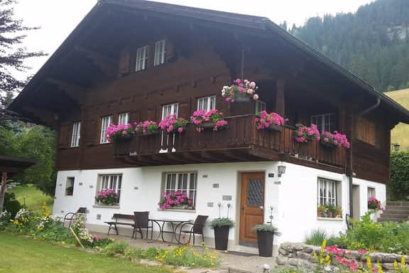 Gstaad Duplex Flat - Amazing Lake Chalet with pond