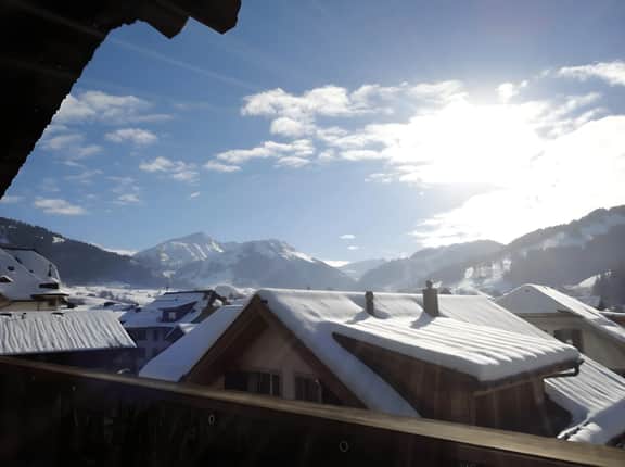 Top Floor Chalet with Balcony and Parking in Saanen - Image 5