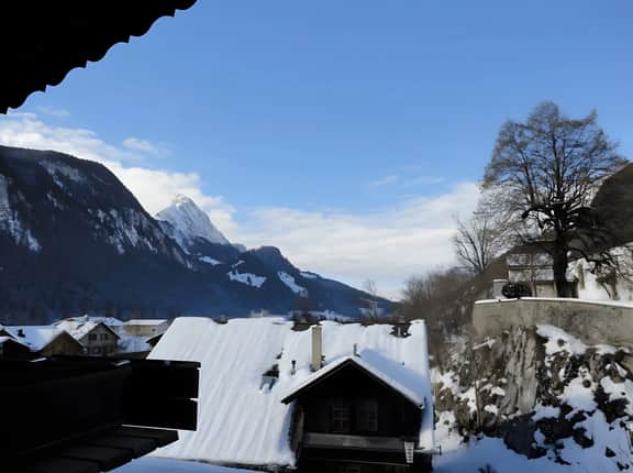 Top Floor Chalet with Balcony and Parking in Saanen - Image 2