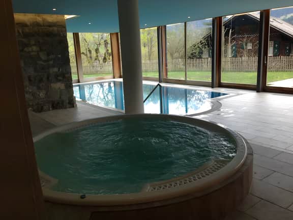 Great view Top floor spacious flat with Pool and Gym