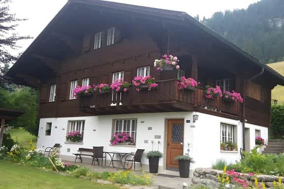 Gstaad Duplex Flat - Amazing Lake Chalet with pond