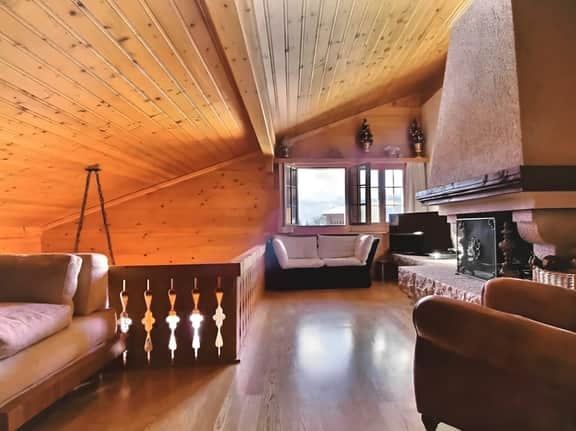 Warm Timbers Flat With Generous Living Area