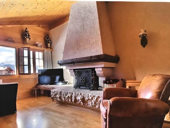 Warm Timbers Flat With Generous Living Area
