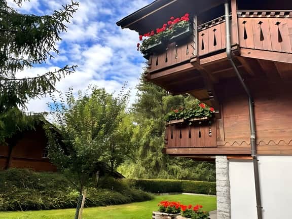 Serene Chalet With Shared Pool and Spa