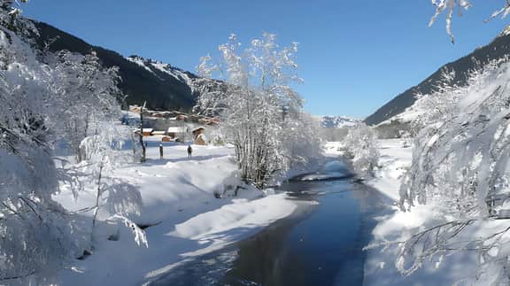 Stunning Gstaad Apartment With Mountain Views - Image 2